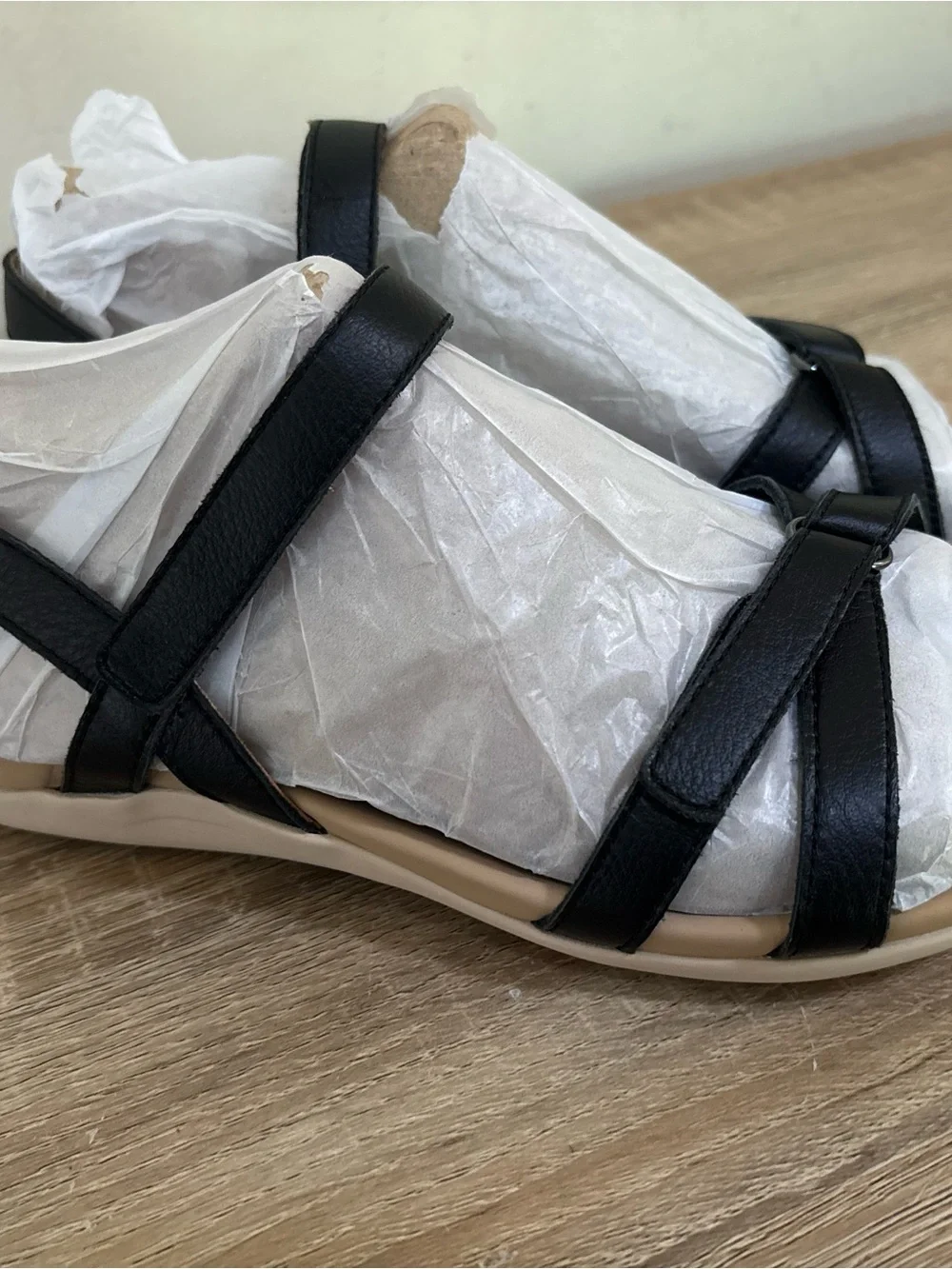 NWOT Abeo Black Strappy Cross-Over Sandal size 7